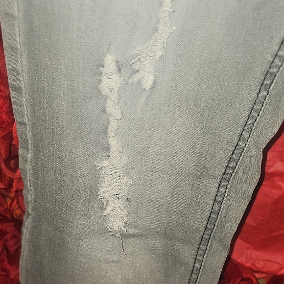 Blue Asphalt Junior's Distressed Gray Skinny Jeans Size 13/31 - Picture 3 of 11
